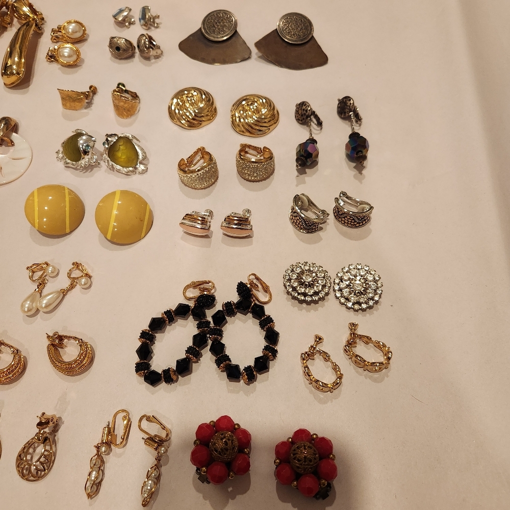 Lot Of 25 Clip On Earrings - Picture 3 of 4